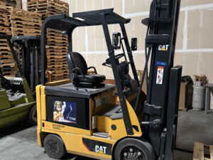 CAT E5000-AC electric sit-down forklift, front and side view