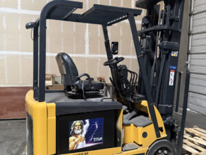 Side view of the CAT E5000-AC electric forklift