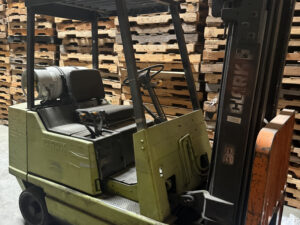 Front and side view of the Clark GCS25MB propane forklift