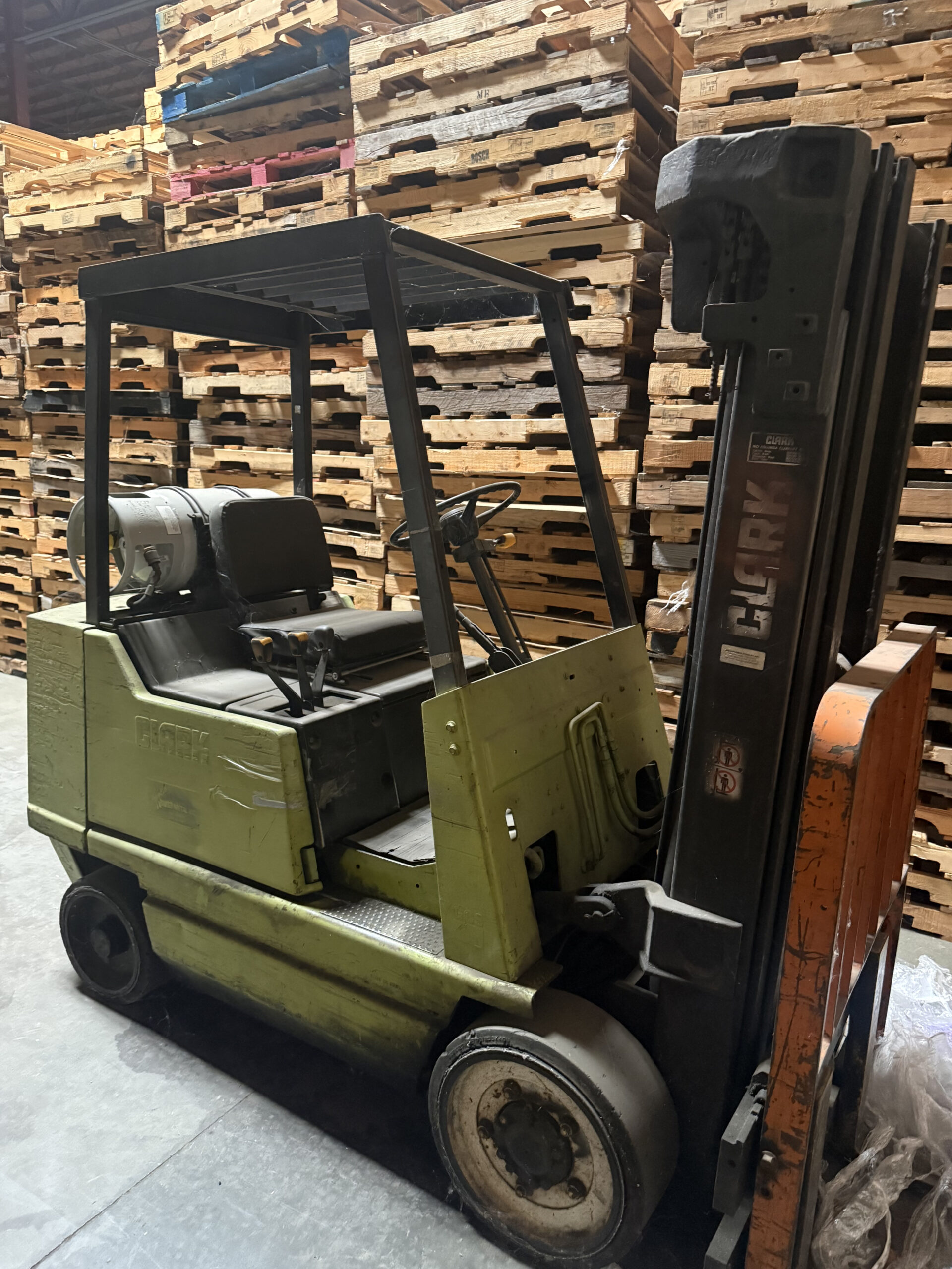 Front and side view of the Clark GCS25MB propane forklift