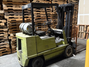 Clark GCS25MB propane forklift, side view with LPG cylinder