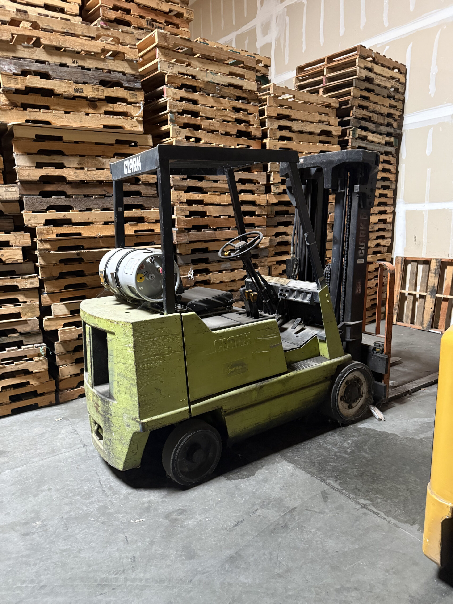 Clark GCS25MB propane forklift, side view with LPG cylinder